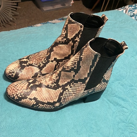 Adorable snake skin boots. Size 8 by Qupid🖤🐍 - Picture 3 of 5